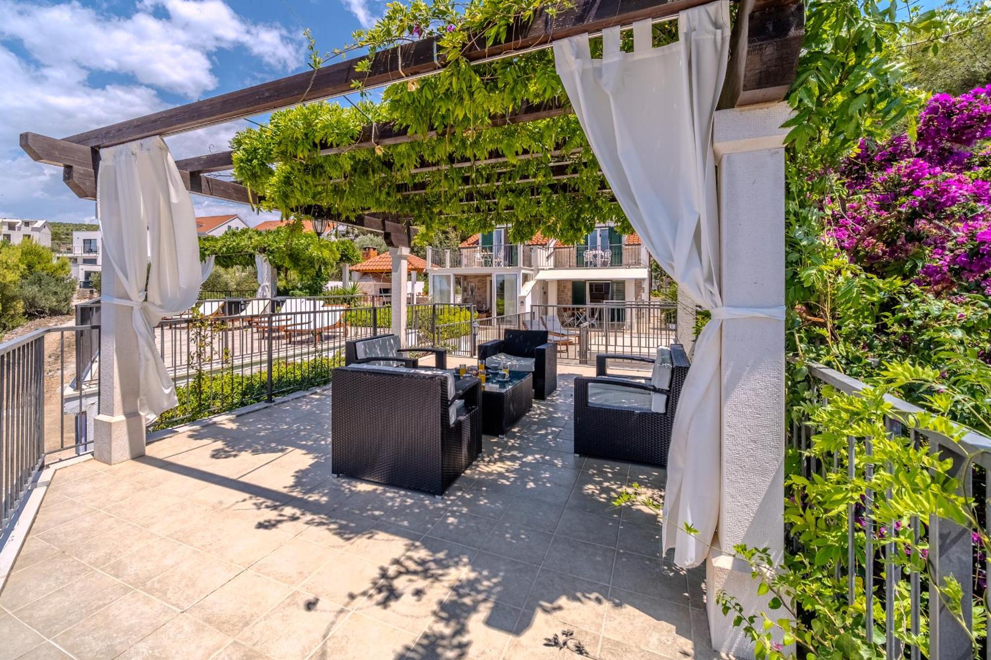 Villa Julia With Heated Pool, Ideal For Large Groups Milna  Exterior foto