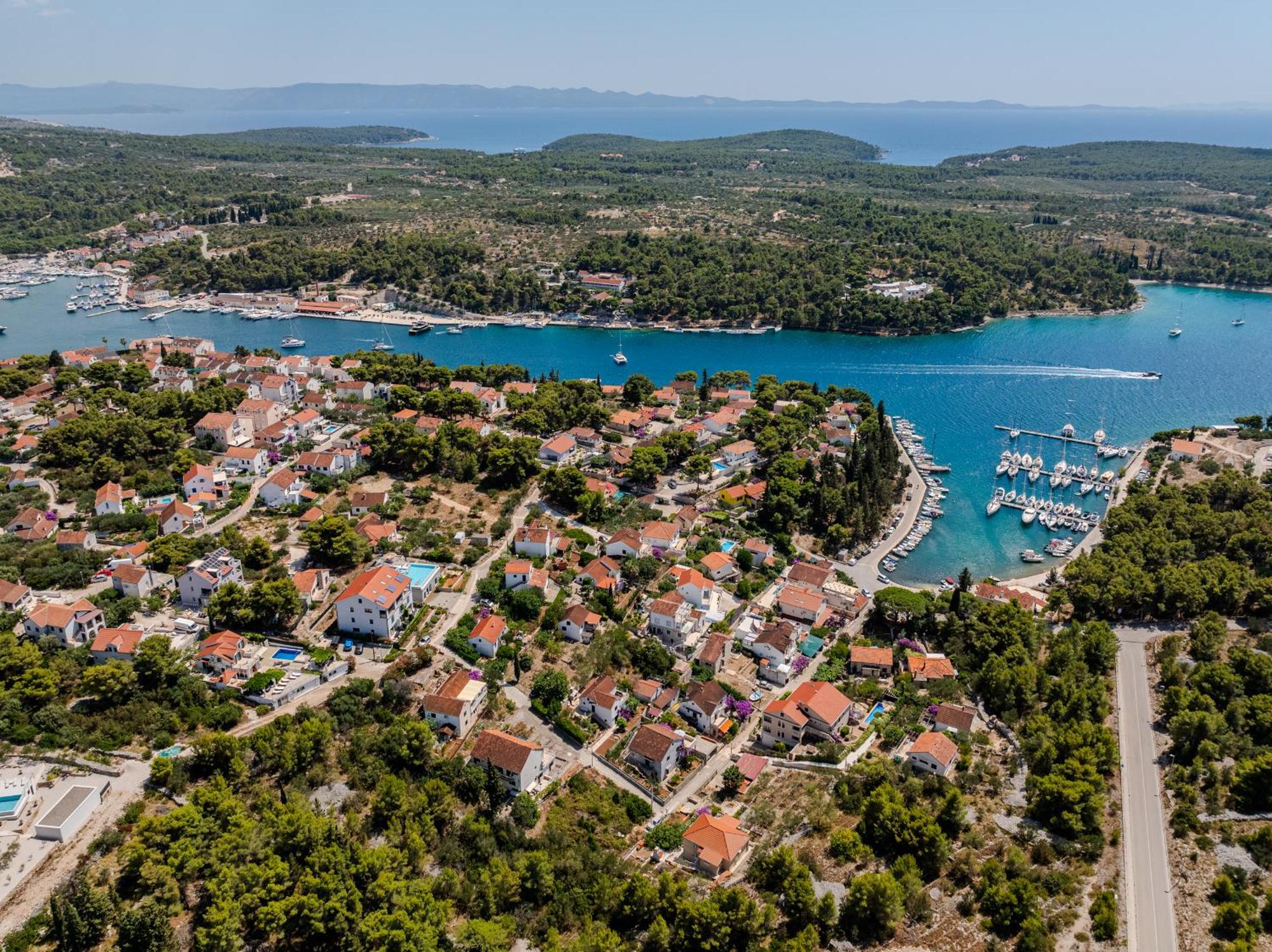 Villa Julia With Heated Pool, Ideal For Large Groups Milna  Exterior foto